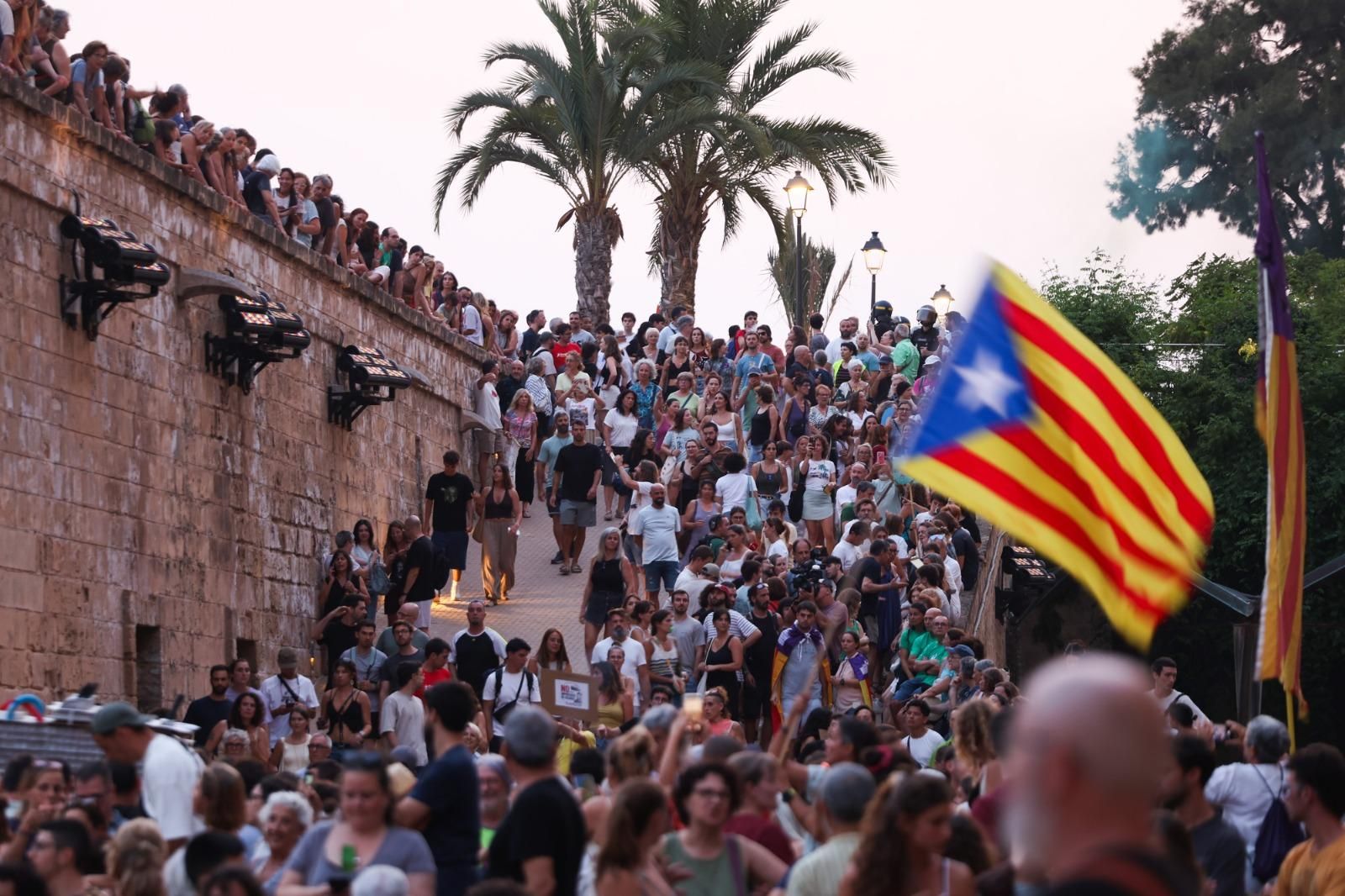 Manifestants a les afores de la plaça de ses Voltes