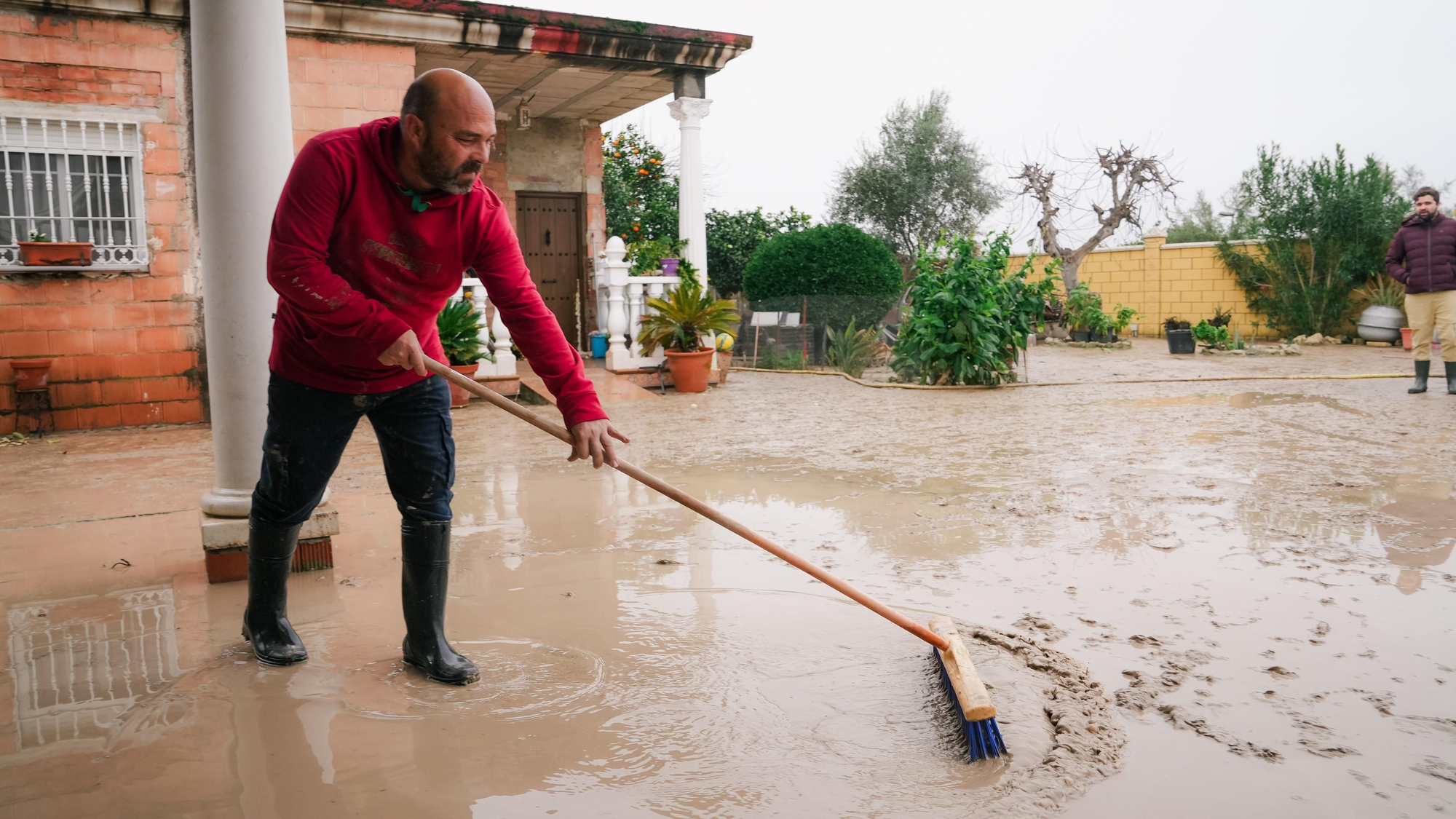 El lodo y el barro, dentro de las parcelas de las calles Perdiz y La Tórtola