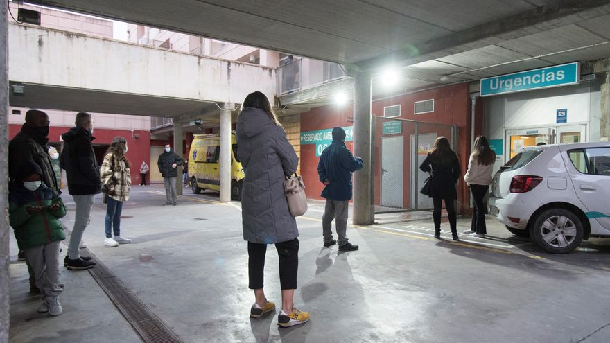 El estallido de contagios fuerza un cambio de gestión de la pandemia ante el colapso del sistema