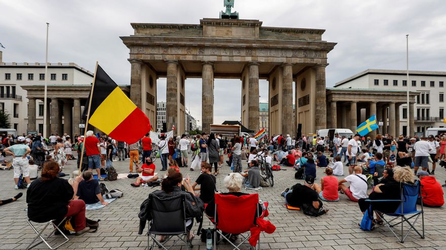 Protesta en la puerta de Brandenburgo, en Berlín contra las medidas del Gobierno alemán para afrontar la pandemia de coronavirus. EFE/EPA/FELIPE TRUEBA