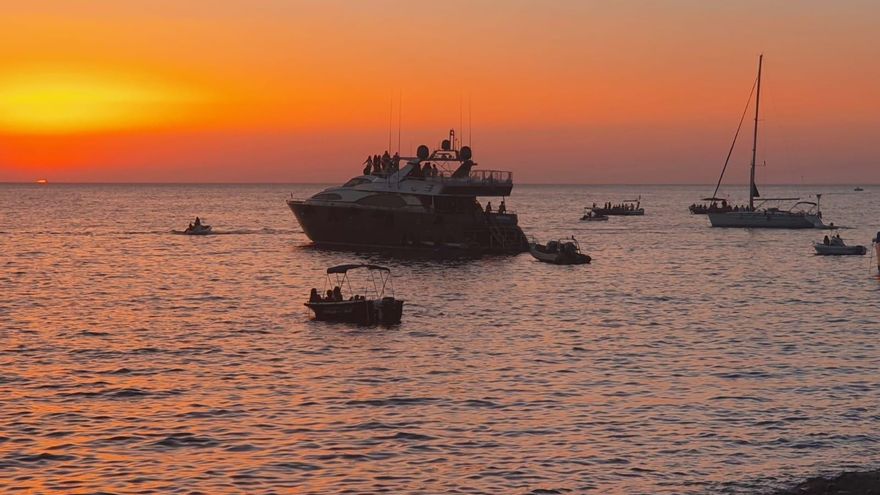 La Policía Local de Sant Antoni denunció en 2020 una fiesta en un barco con 25 personas a bordo.
