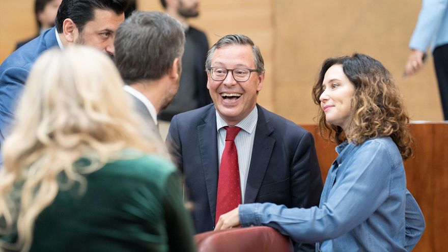 El secretario general del PP de Madrid, Alfonso Serrano (c) y la presidenta de la Comunidad de Madrid, Isabel Díaz Ayuso, durante un pleno de la Asamblea de Madrid