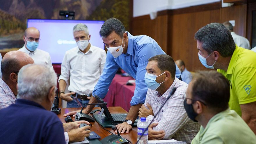El presidente del Gobierno, Pedro Sánchez, conversa con expertos, tras presidir este lunes la reunión del Comité Director del Plan Especial de Protección Civil y Atención de Emergencias por riesgo volcánico (PEVOLCA). EFE/Ramón de la Rocha