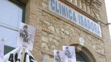 Integrantes de Alternativa Española, durante una concentración ante la cínica Isadora.