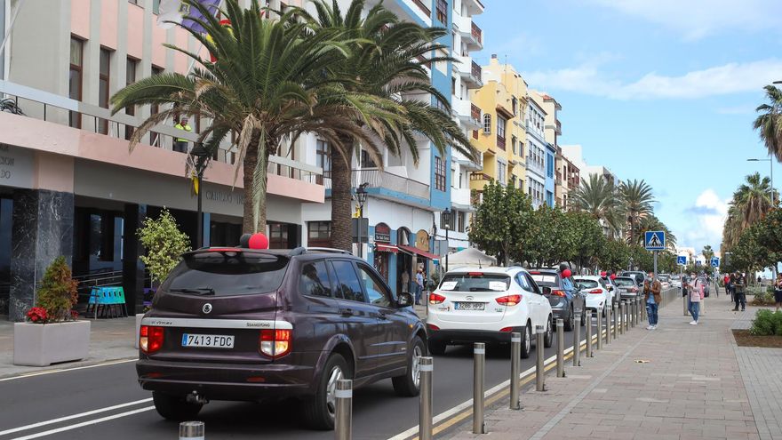 La carava de vehículos a su paso por la sede del Cabildo de La Palma. LUIS G. MORERA