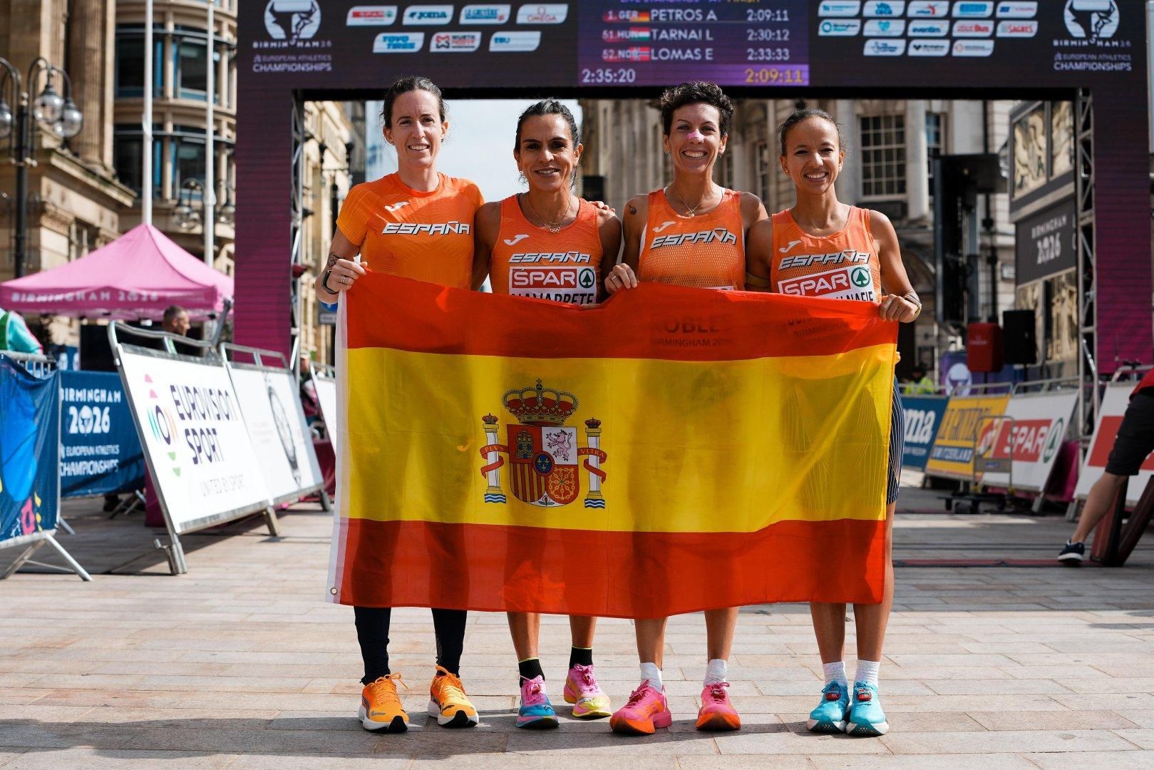 Fátima Ouhaddou, primera por la derecha, celebra su medalla de bronce