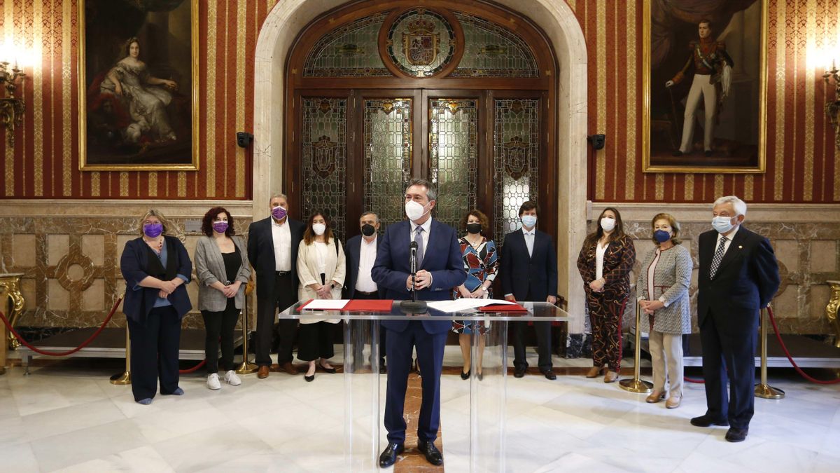 Firma de los convenios de igualdad en el Ayuntamiento de Sevilla