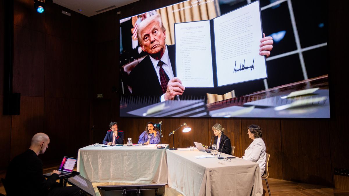 Reunión de la llamada Comisión de Crímenes Contra la Realidad en el Museo Nacional Thyssen-Bornemisza, el pasado 16 de abril