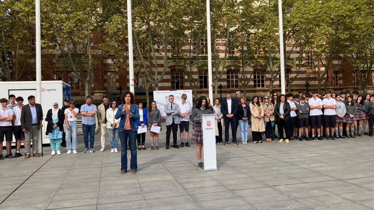 El alumnado de La Enseñanza pide aulas y patios sin desigualdad en la concentración mensual contra la violencia de género en Logroño