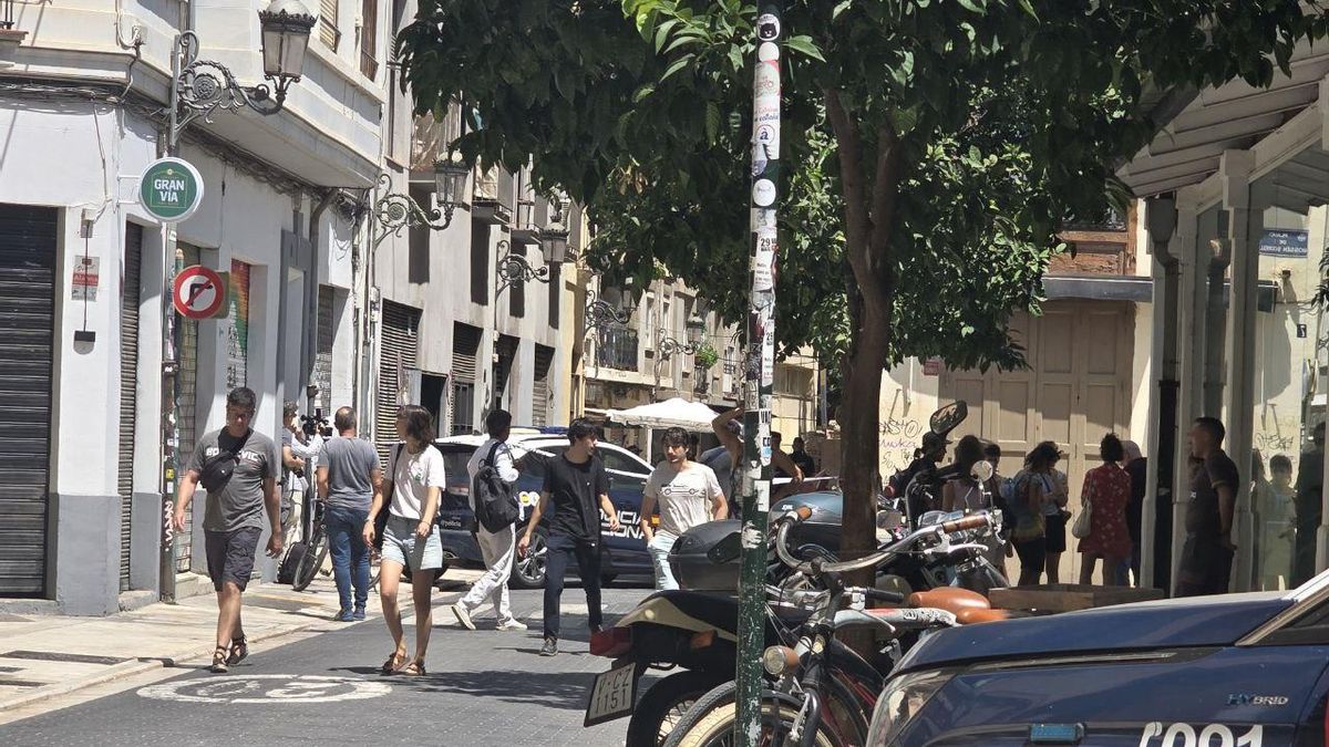 Vecinos de Ciutat Vella (València) acuden a prestar apoyo a una mujer a la que un fondo quiere desalojar.