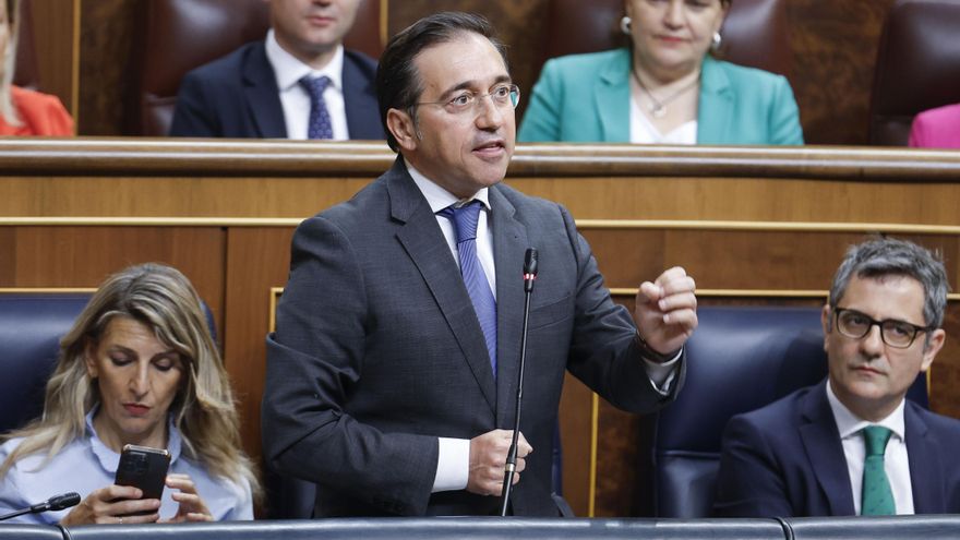El ministro de Exteriores José Manuel Albares (c) interviene durante la sesión de control al Gobierno que se celebra este miércoles en el Congreso. EFE/ Javier Lizon