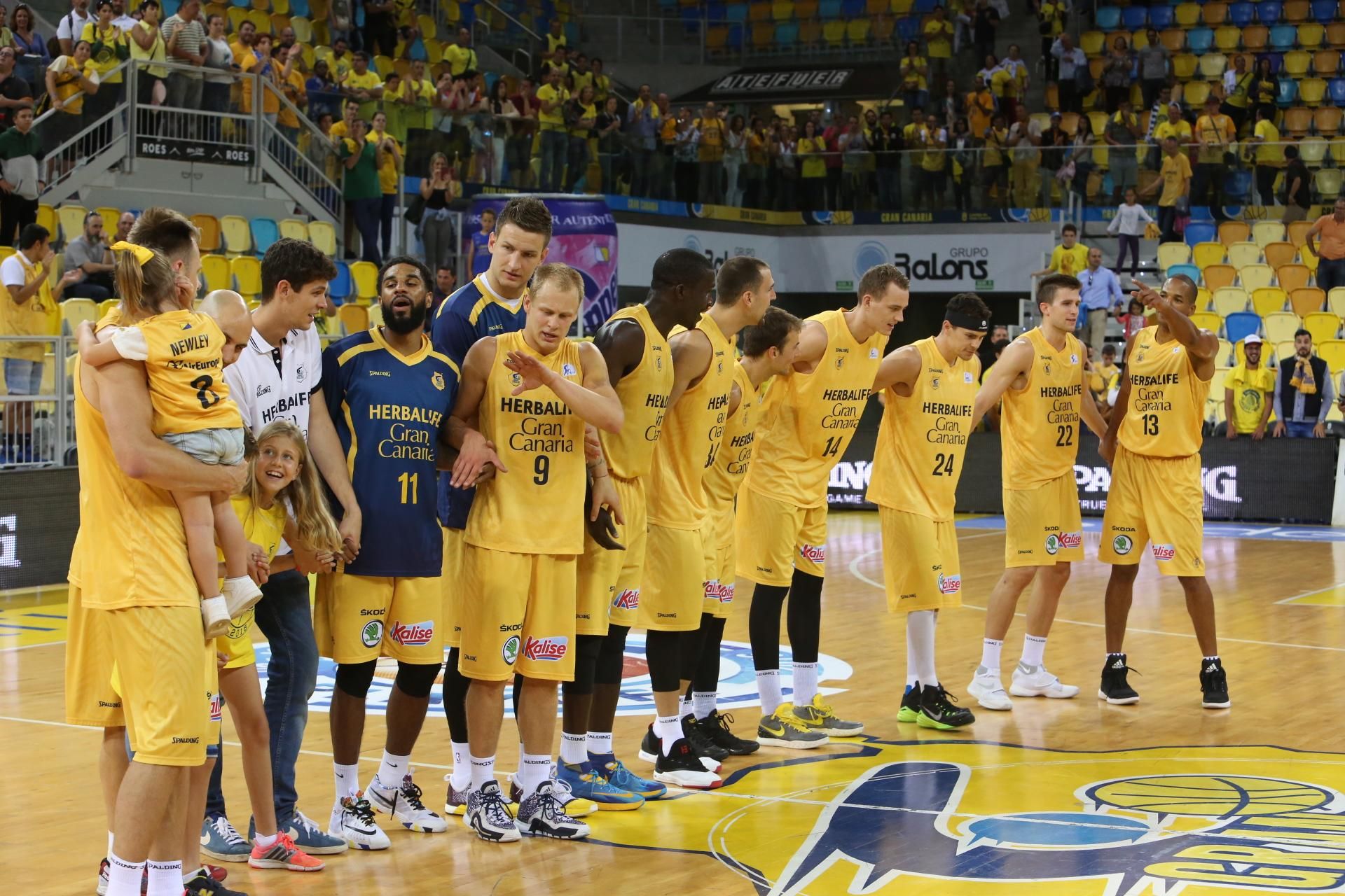 Imágenes del partido de cuartos de final de playoff entre el Granca y el Baskonia. (Alejandro Ramos).