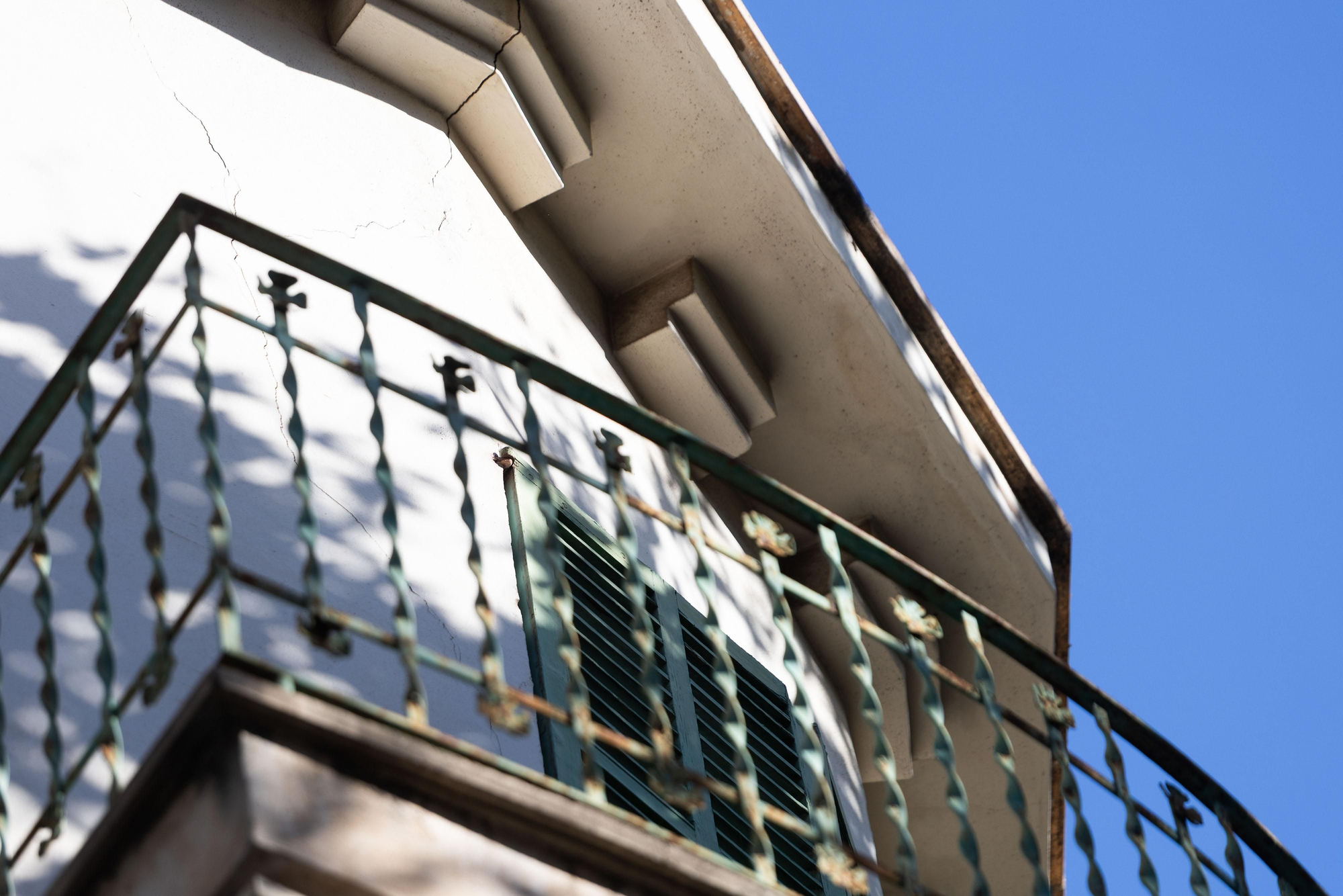 Otro de los característicos balcones del edificio