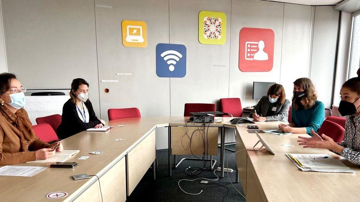 La consellera Mireia Mollà (primera por la derecha) durante su reunión con la Directora General Adjunta de Clima de la Comisión Europea, Clara de la Torre (izquierda).