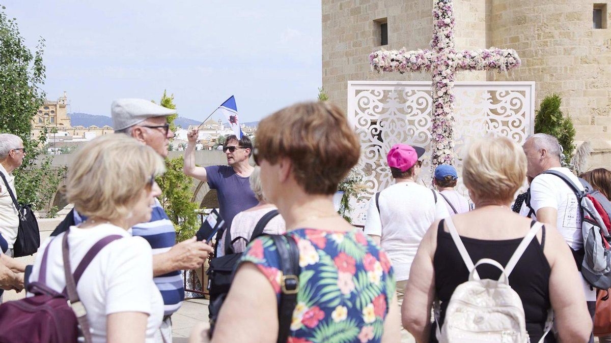 Turistas junto a la Cruz de Mayo situada junto a la Torre de la Calahorra y el Puente Romano de Córdoba, en una imagen de archivo.