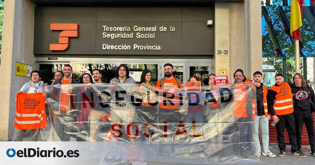 Inquilinos de la Seguridad Social tratan de frenar la subasta pública de sus casas y les echan entre insultos