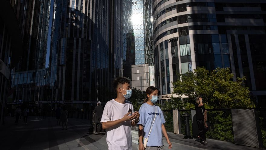 Desde el inicio de la pandemia, las cifras oficiales indican que 95.340 personas se han infectado de covid-19 en China de las que han fallecido 4.636. En la imagen de archivo un par de jóvenes fue registrado al usar tapabocas en una calle de Pekín (China). EFE/Roman Pilipey