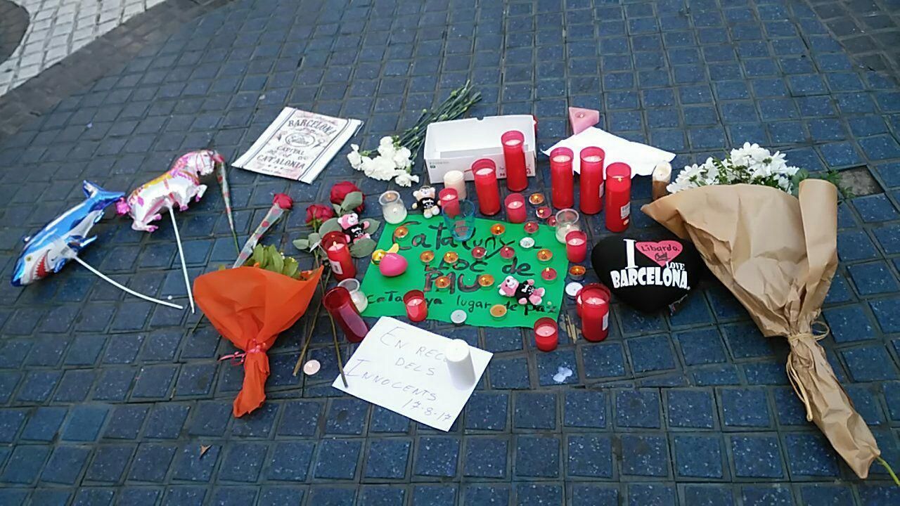 Flores y velas depositadas en Boquería como homenaje a las víctimas del atentado en Barcelona