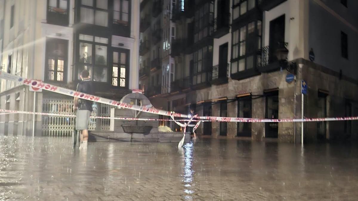 Calles anegadas y cortadas por las fuertes lluvias