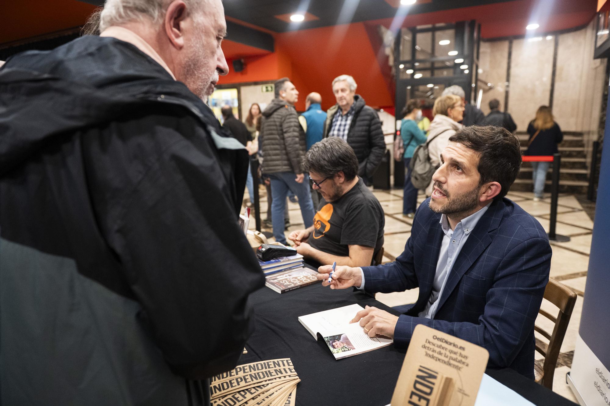 Sergi Pitarch firmando libros a la salida del acto