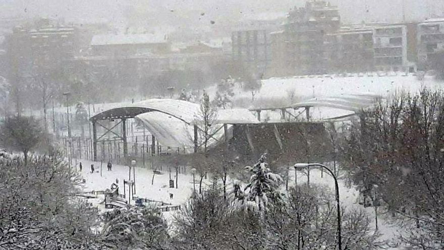 Imagen de la pista deportiva cubierta hundida del Parque Rodríguez Sahagún