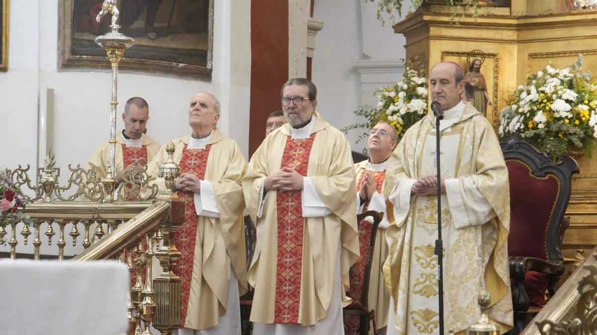 El obispo de Córdoba, empezando por la derecha.