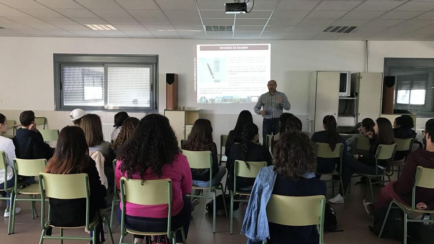 Foto de archivo de actividades presenciales entre alumnos de Bachillerato en Castilla-La Mancha