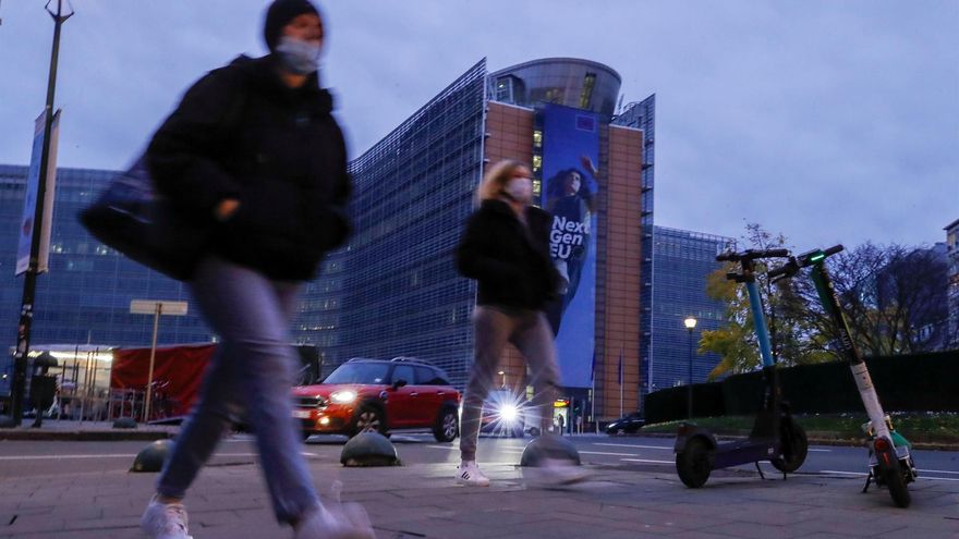 Varias personas caminan por el distrito que alberga las instituciones europeas en Bruselas, este martes.