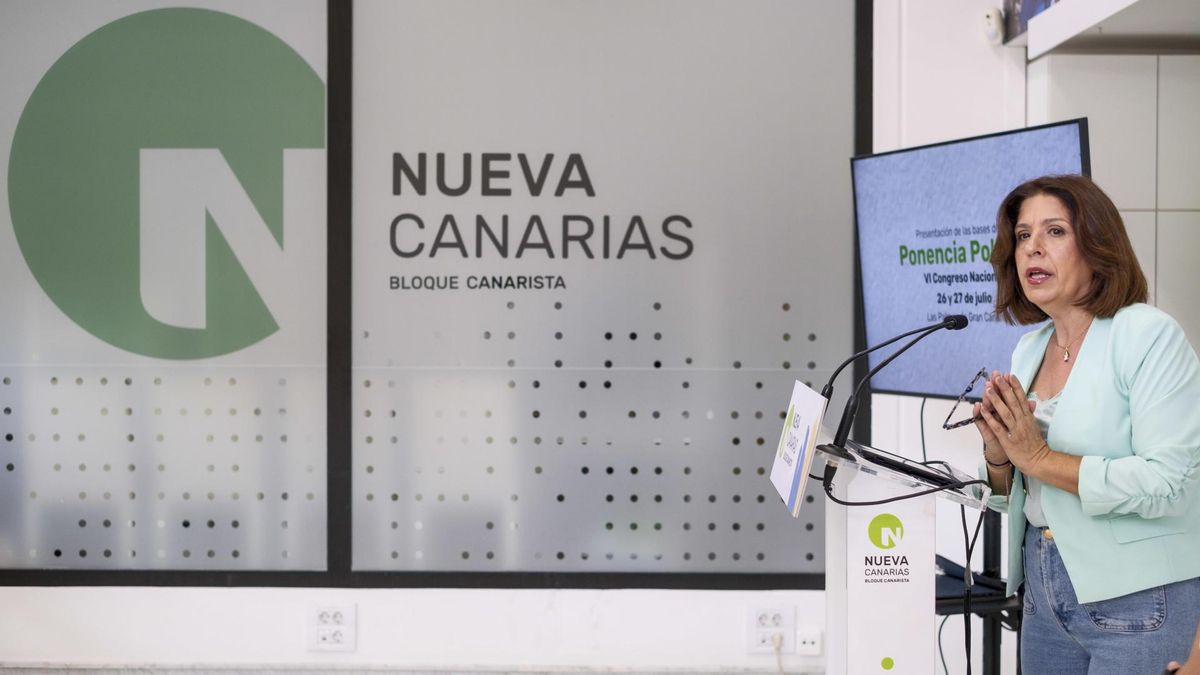 La vicepresidenta de Nueva Canarias, Carmen Hernández, en la presentación este lunes de la ponencia política que el partido debatirá en julio en su congreso nacional.