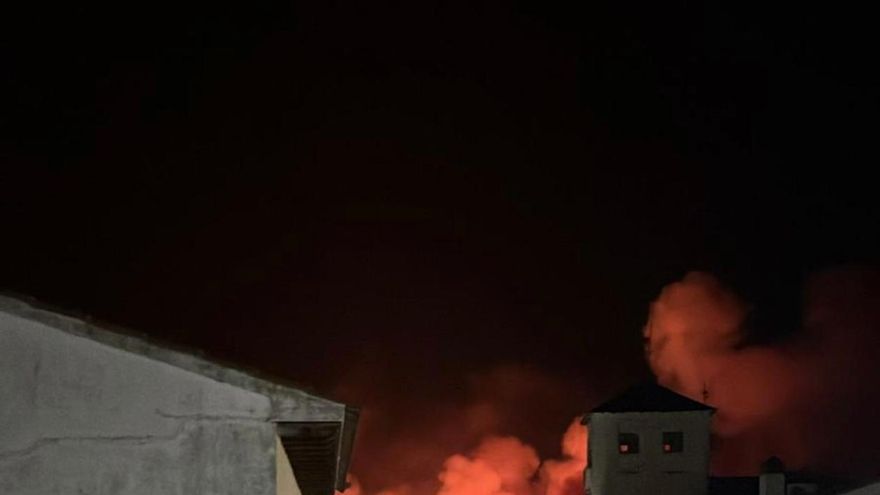 El viento reaviva un gran foco en Villar del Pedroso aunque la población ya no se encuentra confinada