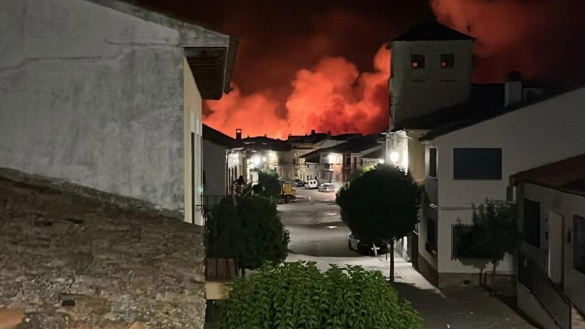 Incendio anoche de madrugada visto desde el pueblo