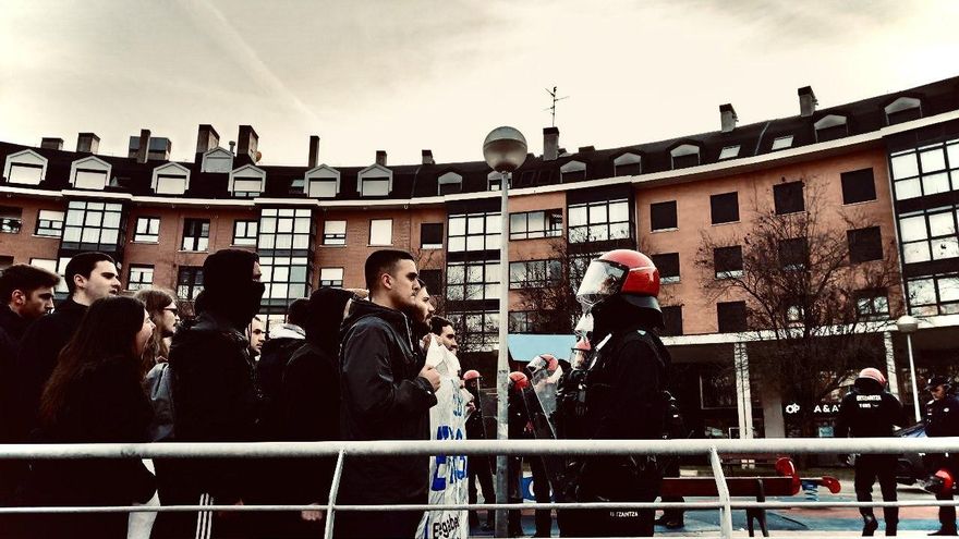 Un desahucio desde dentro en Bilbao: cargas de la Ertzaintza, un detenido y un albergue como alternativa