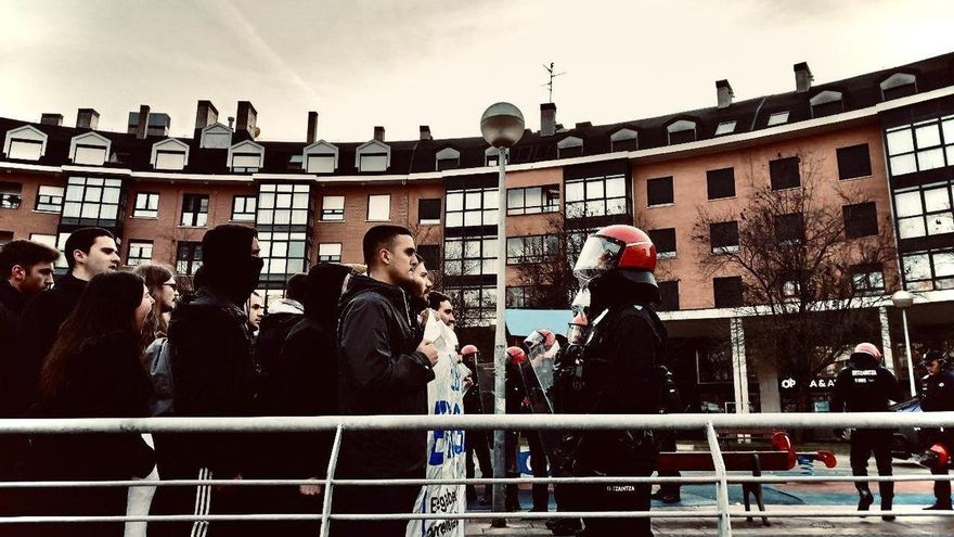 Un desahucio desde dentro en Bilbao: cargas de la Ertzaintza, un detenido y un albergue como alternativa
