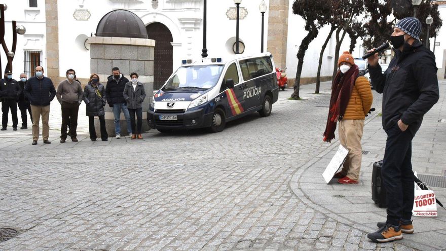 Pleno municipal en un Alburquerque con la población revuelta y dimisión de concejales