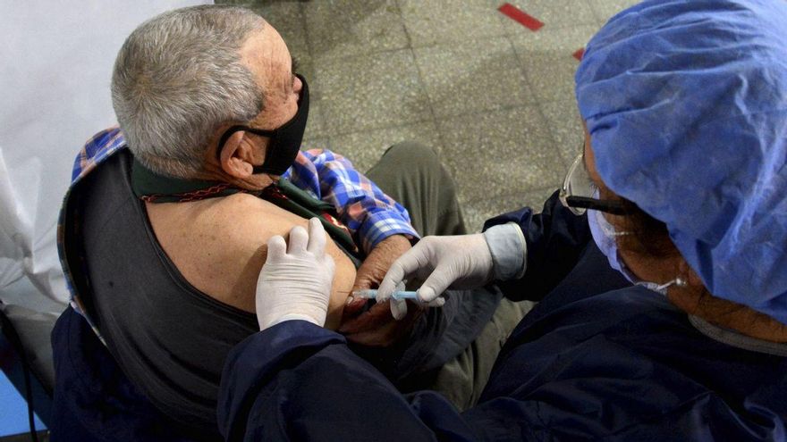 Continúa la vacunación en todo el país para combatir la pandemia.