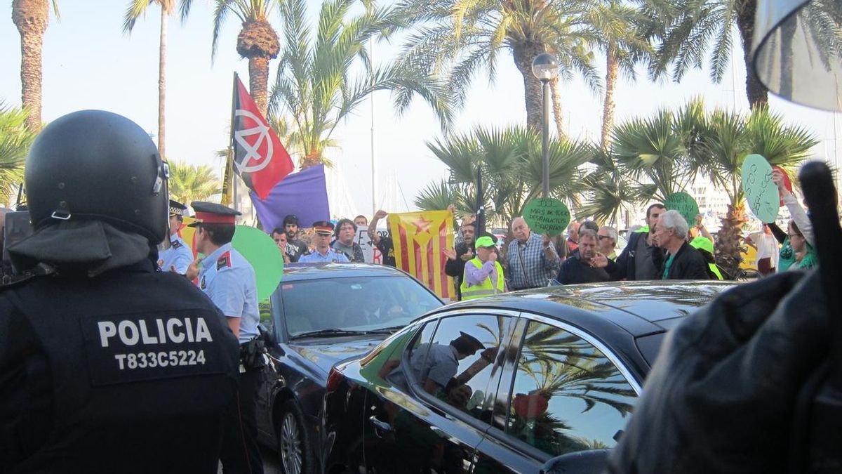 Manifestantes atacan el coche de Montoro a la salida de un mitin en Vilanova i la Geltrú (Barcelona)