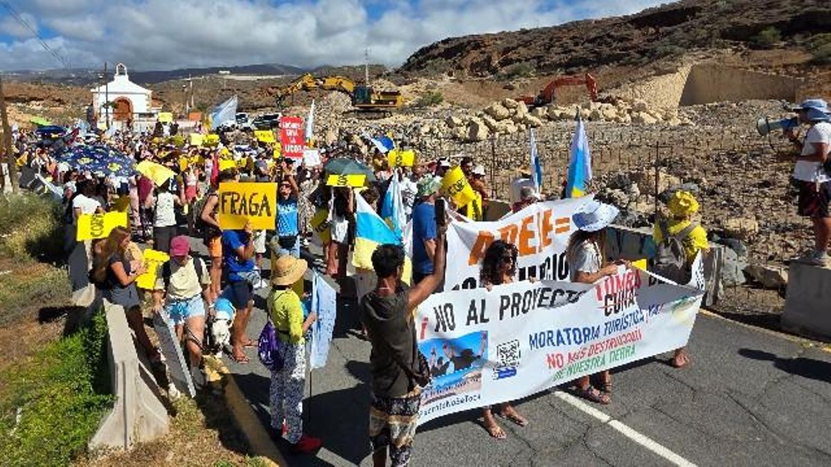 Manifestación en contra del proyecto Cuna del Alma, en el Puertito de Adeje (sur de Tenerife)