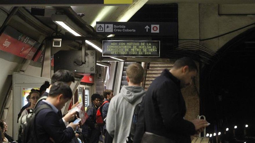 Barcelona vive con resignación las primeras horas de la sexta jornada de la huelga de metro