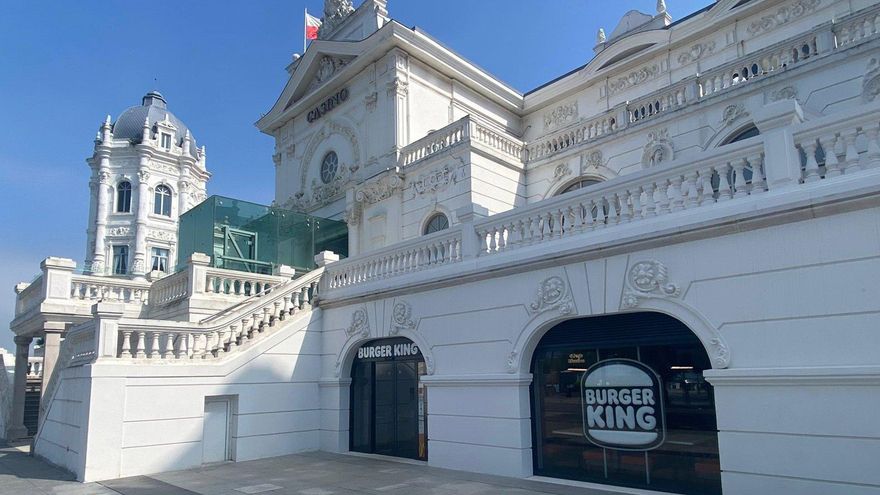 Burger King en los bajos del Casino del Sardinero, en Santander.