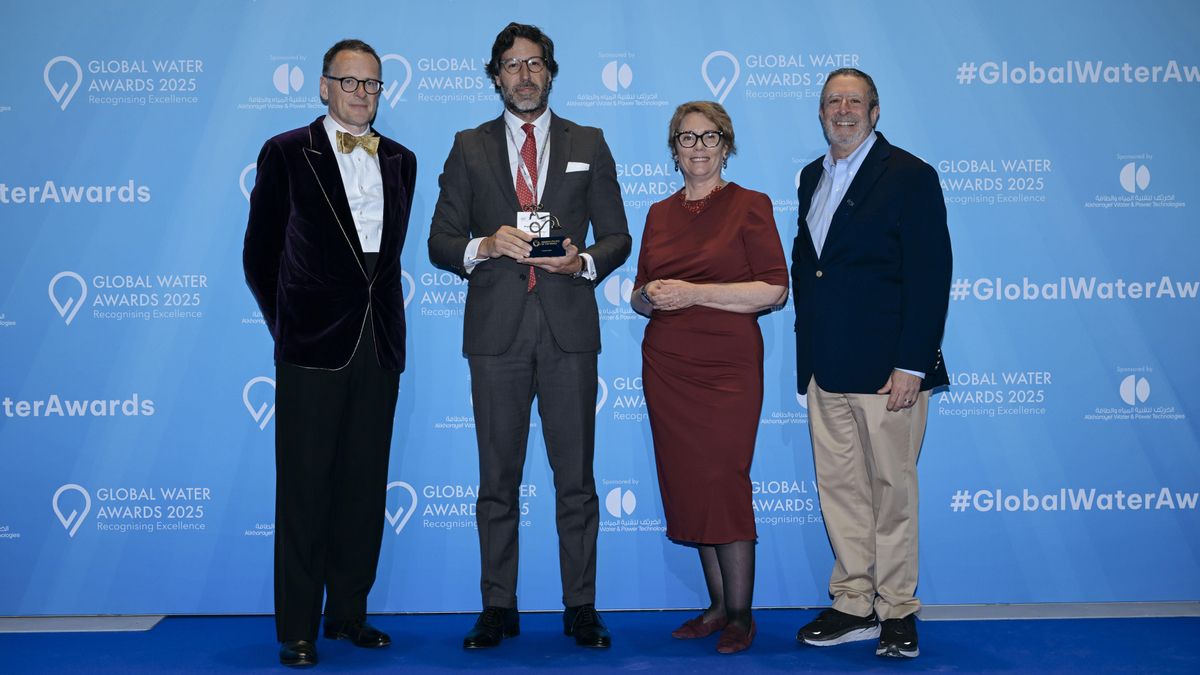 Ángel Fernández, CEO de Saur Spain, socio privado de Emalsa, tras recibir el 'Grifo de Oro', que acredita a la compañía como miembro de la red LUOW, en la Cumbre Mundial del Agua celebrada en París.