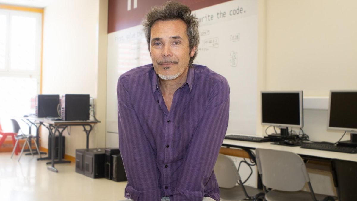 De prohibir pantallas a educar en su uso: el profesor de Zaragoza que plantea otra forma de integrar la tecnología en el aula