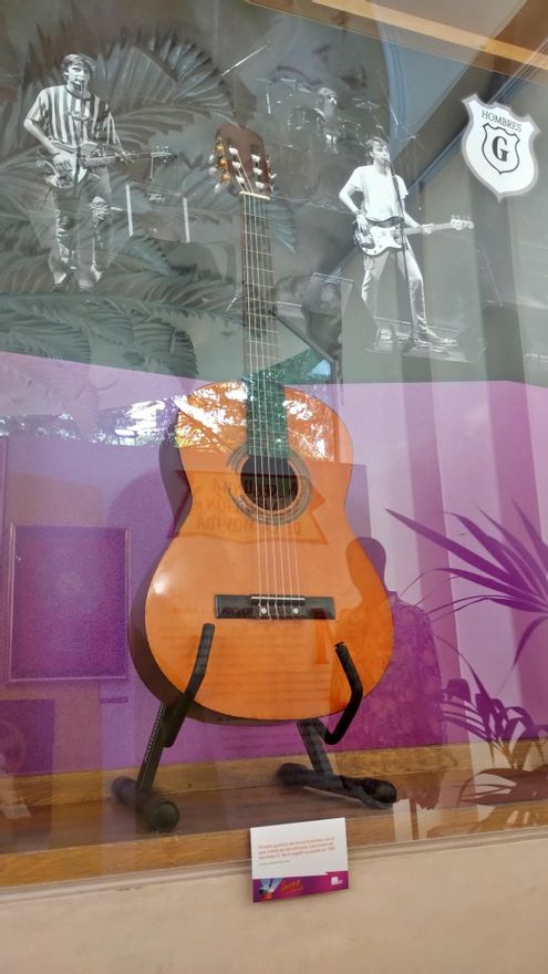 Guitarra de David Summers (Hombres G) en la muestra de La Movida