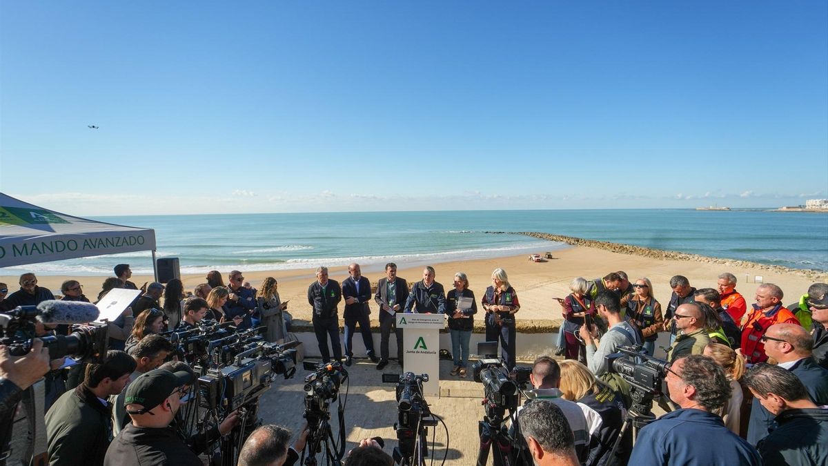 El consejero de Sanidad, Presidencia y Emergencias, Antonio Sanz, interviene tras activar el simulacro de emergencias.