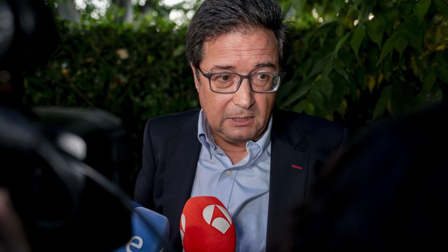 El ministro para la Transformación Digital y para la Función Pública, Óscar López Águeda, atiende a los medios de comunicación, antes de la entrega de los premios Merca2, en el Hotel Rosewood Villa Magna, a 19 de junio de 2025, en Madrid (España).