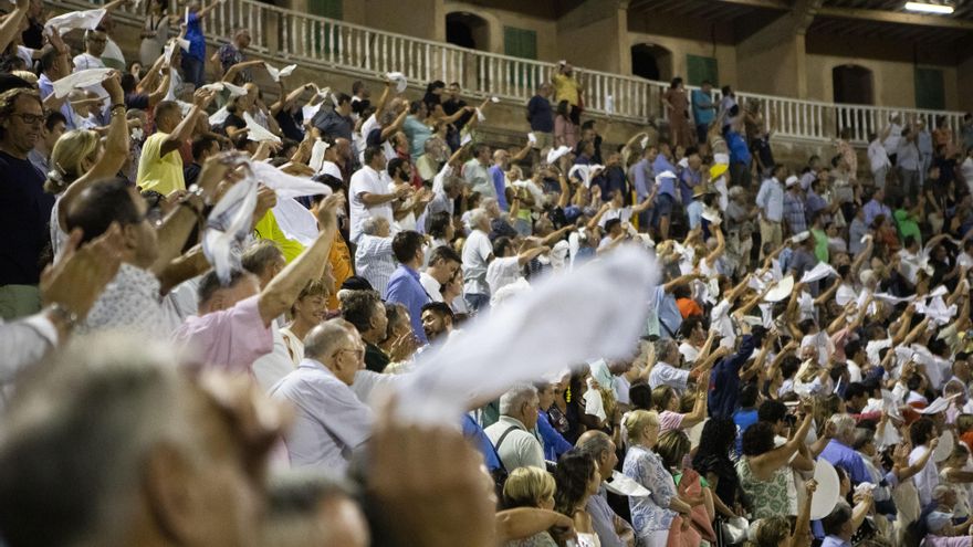 Pañuelos blancos en el público del Coliseo Balear.