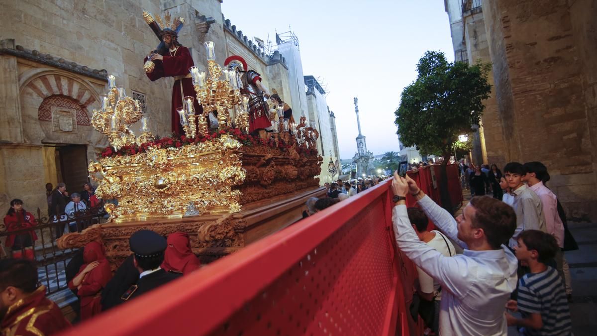 El PSOE pide la eliminación de "las vallas opacas de dos metros de altura" en la Carrera Oficial de Semana Santa