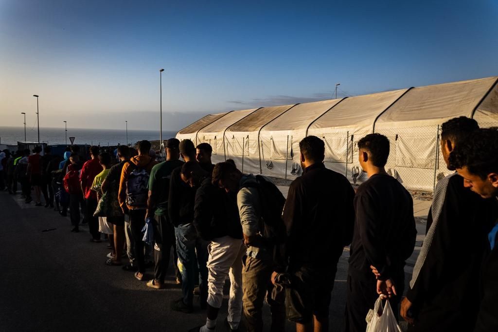 Traslado de cientos de migrantes a un nuevo centro temporal de acogida en Ceuta