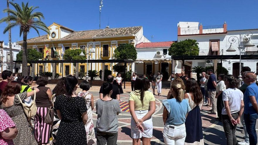 Minuto de silencio por Natalia en Guillena este mediodía.
