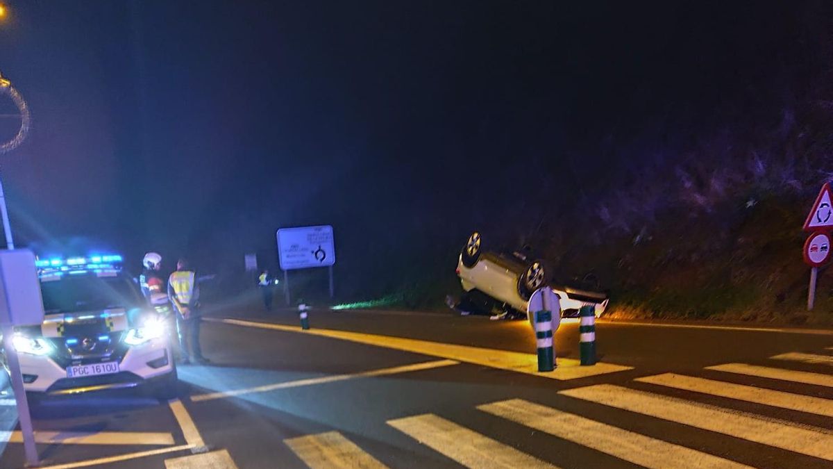 Vuelco de un coche en la madrugada de este domingo  en  Puntallana