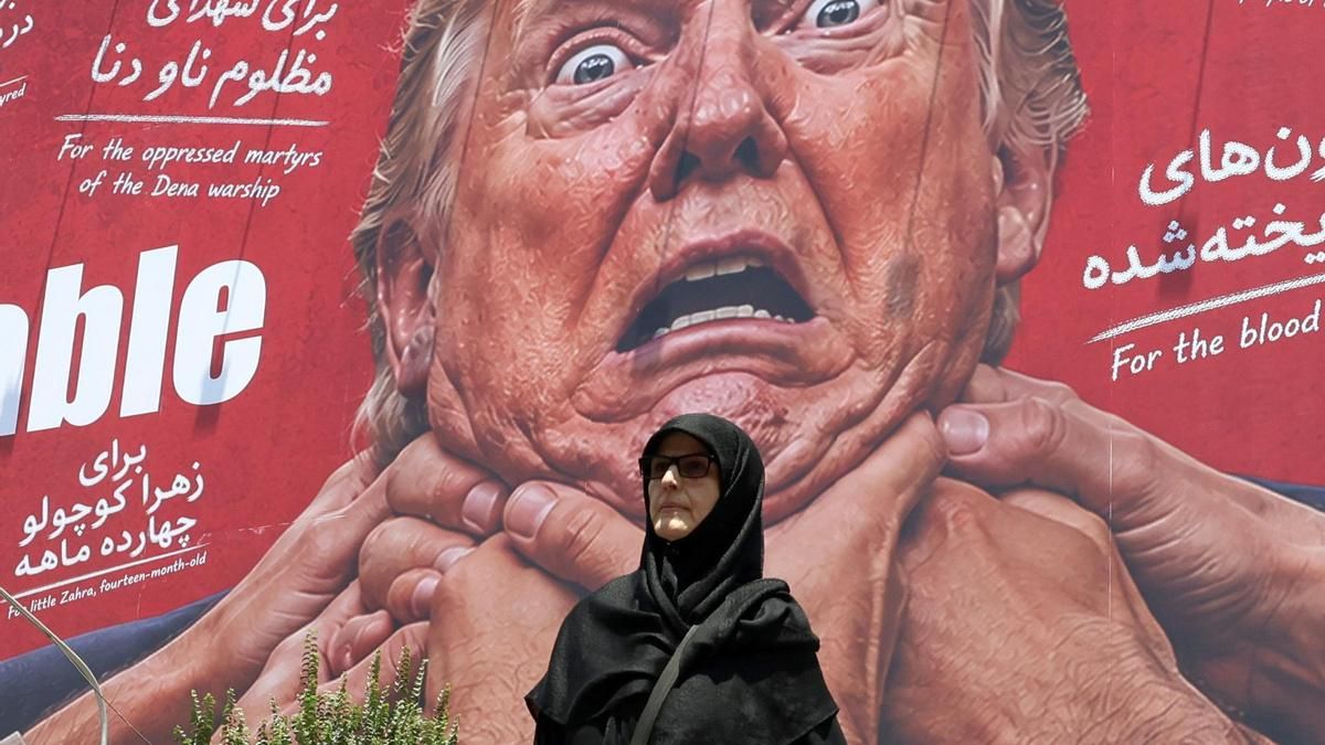Una mujer pasa junto a una valla publicitaria antiestadounidense y anti-Trump en una calle de Teherán, Irán, este lunes. Estados Unidos e Irán suspendieron los ataques y represalias para impulsar esfuerzos diplomáticos que pongan fin al conflicto por el estrecho de Ormuz. EFE/EPA/ABEDIN TAHERKENAREH. RESTRICCIONES: Prohibido el acceso a medios de comunicación israelíes/canales de televisión en persa fuera de Irán/Prohibido el acceso a BBC Persian/VOA Persian/Manoto TV/Televisión Internacional de Irán. (Según lo dispuesto por la Dirección General de Medios de Comunicación Extranjeros de Irán).